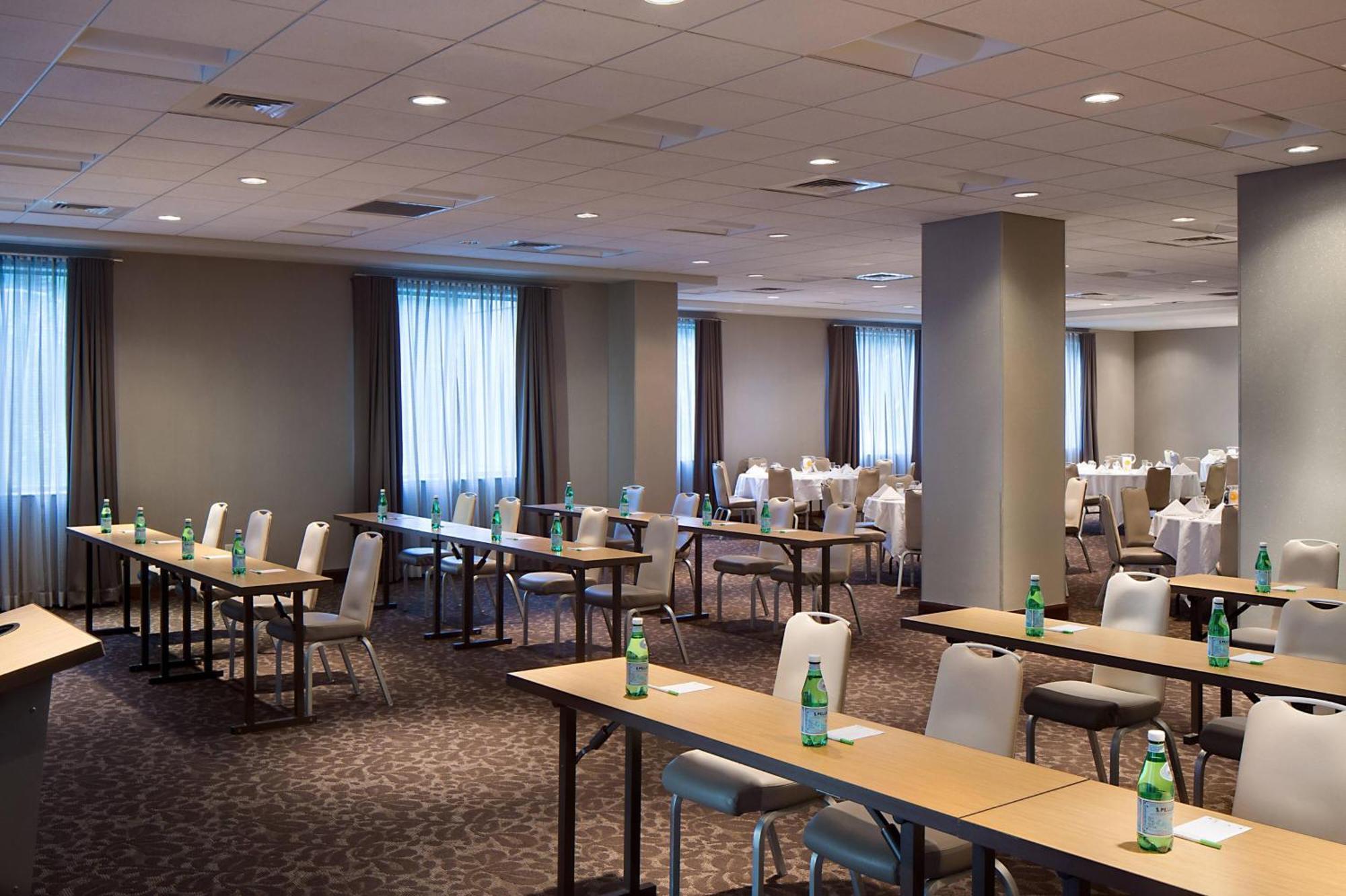 Готель Courtyard Grand Rapids Downtown Екстер'єр фото